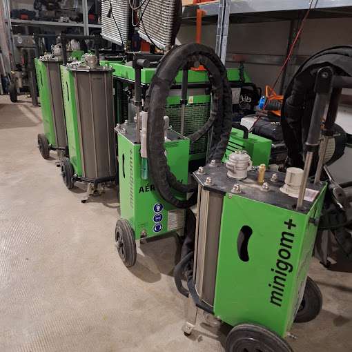 4 sableuses en location ranges dans un entrepot