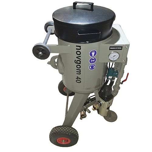 Vue latérale de l'aérogommeuse Novgom 40 équipée de roues de transport