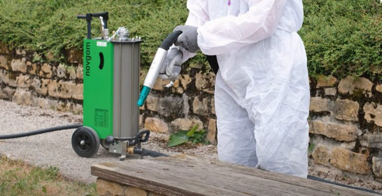 aérogommeuse minigomplus marque aéronov sablant un banc extérieur