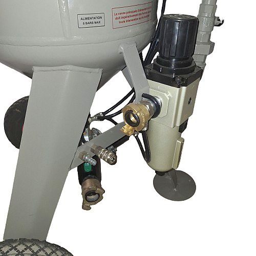 sableuse bois travaillant avec un compresseur de chantier