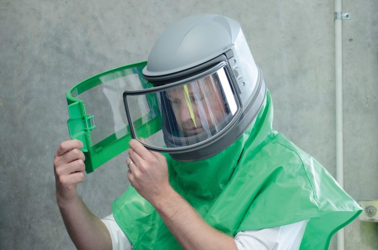 casque de sablage nova3 avec les visières ouvertes