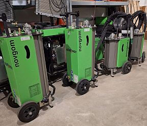 3 aerogommeuses avec compresseur dans un atelier