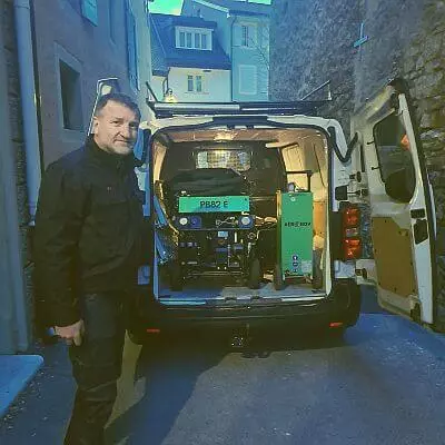 Eric Bovagne fondateur de l'entreprise bricole à l'heure Sarl à Genève - spécialisée aérogommage et hydrogommage