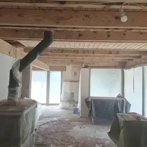 Revitalisez votre plafond en bois ancestral par aérogommage sans poussière à Genève ! Sablage précis et écologique chez Bricole à l'Heure, votre expert Suisse romande. Location d'aérogommeuses ou prestation sur mesure – transformez vos intérieurs dès aujourd'hui !