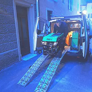 dechargement d une aerogommeuse lors d une location.