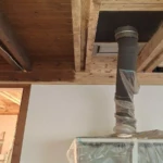 plafond-poutre-lambris-salon-en-cours-d-aerogommage-