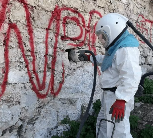homme équipé du cas que de sablage kaio t8 p3 déacpant ds graffiti èar aérogommage